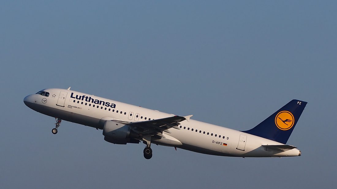 Avión Airbus A320 despegando
