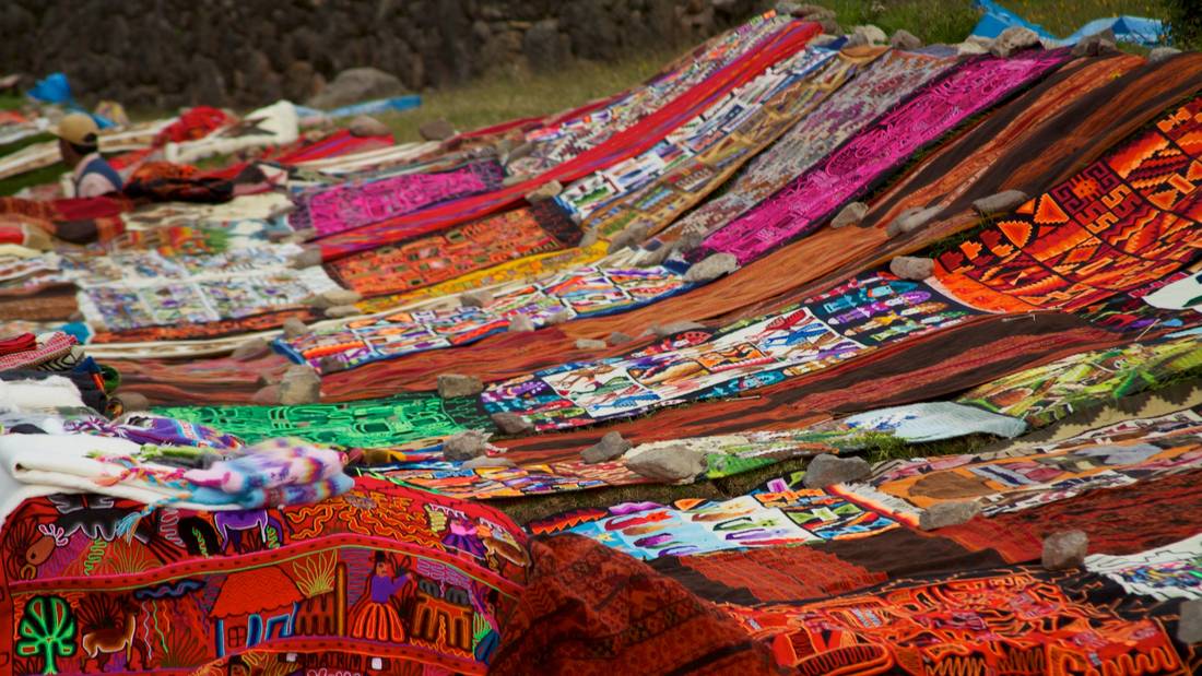Artesanía y textiles peruanos en un mercado