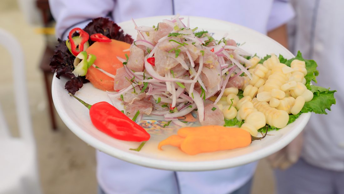 Ceviche peruano con camote y choclo