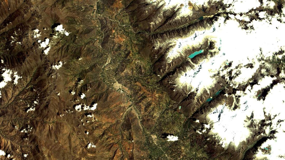 Laguna turquesa en la Cordillera Blanca, Huaraz