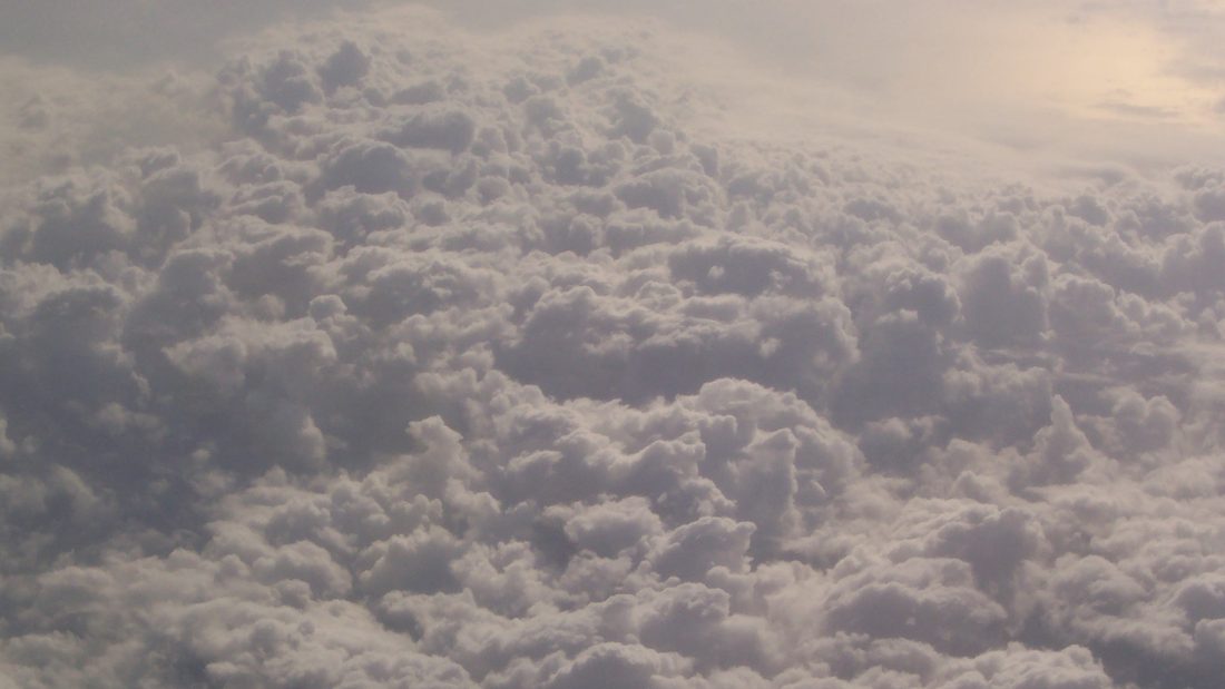Vista de nubes desde la ventana de un avión